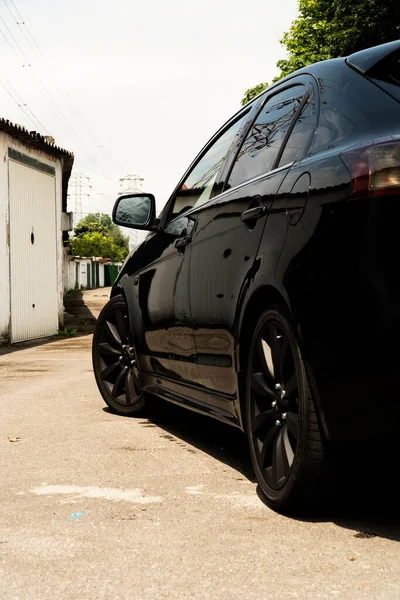 Full Carro Japonês Preto Uma Rua Garagem Dia Ensolarado — Fotografia de Stock