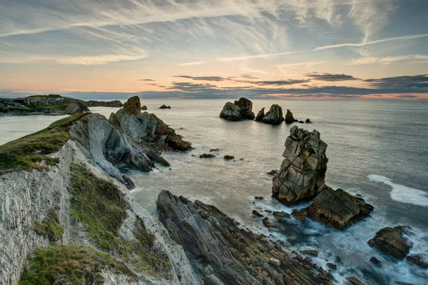 Cantabria 'nın kırık sahillerinde güzel bir gün batımı