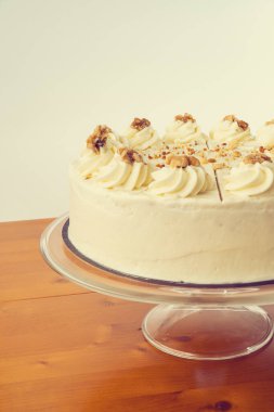 Beyaz arkaplanda badem ve vanilyalı pasta manzarası