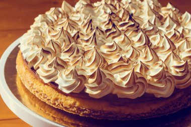 Ahşap bir arka planda Havuç ve Limonlu Kek 'in Yakın Manzarası