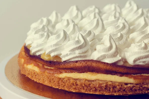 Vue Rapprochée Gâteau Aux Carottes Citron Sur Fond Blanc — Photo