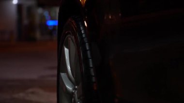 Gece araba yıkamada siyah bir araba.