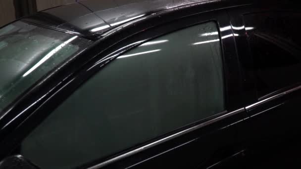Zwarte Auto Een Wasstraat Nacht — Stockvideo