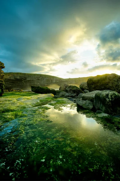 Felsenlandschaft Mit Grünem Moos Und Einem Schönen Sonnenuntergang Kantabrien Spanien — Stockfoto