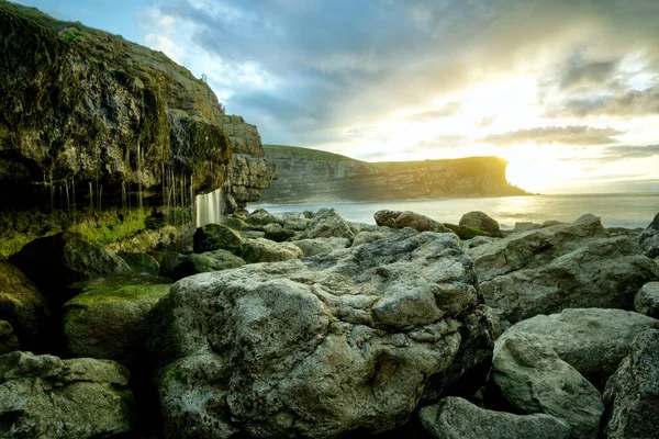 Landschaft Einer Felsigen Küste Mit Kleinen Wasserfällen Und Grünem Moos — Stockfoto
