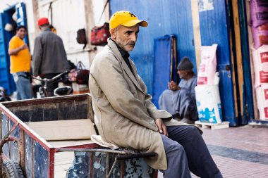 Essaouira - Fas; 09-28-2013: Yaşlı adam piyasada dinleniyor