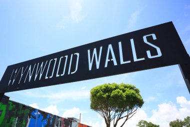 Miami, ABD - 28 Ağustos 2017: Wynwood Duvarları tabelası, Miami. Wynwood Walls, dünyanın dört bir yanından ressamların büyük ve renkli sokak resimlerinin yer aldığı eşsiz bir açık hava beldesi.