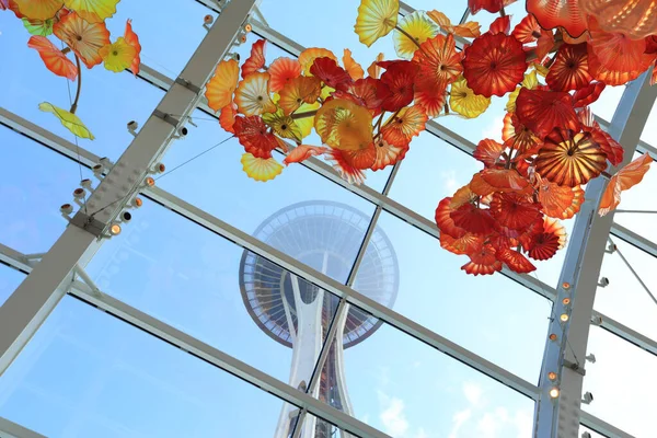 Seattle Usa September 2019 Glaskunstwerk Mit Der Weltraumnadel Als Hintergrund Stockbild