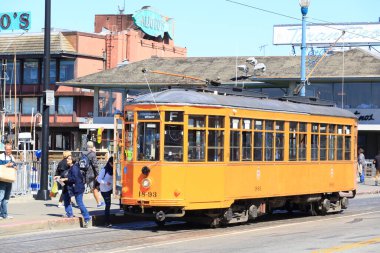 San Francisco, ABD - 21 Eylül 2017, Orange Vintage Swiss Firsherman 's Wharf tramvayı Balıkçı Warf istasyonunda. Kuzey rıhtımındaki balıkçı iskelesi kentin en yoğun turistik alanlarından biri.