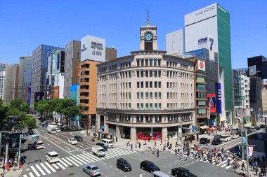 Tokyo, Japonya, 28 Nisan 2018, Ginza Bölgesi. Ginza en ünlü lüks alışveriş, yemek ve eğlence merkezidir..