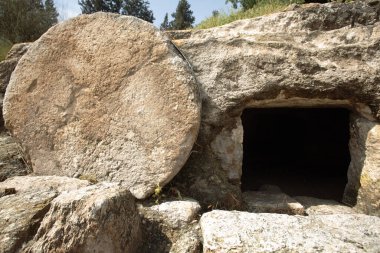 Nasıra yakınlarında bir mezar, İsrail 'in tarihi birinci yüzyıla dayanıyor. İsa 'nın mezar taşının girişte yuvarlanmasına benziyor. XLarge boyutu