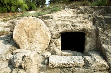 Nasıra yakınlarında bir mezar, İsrail 'in tarihi birinci yüzyıla dayanıyor. İsa 'nın mezarına benzer taş girişte yuvarlandı..