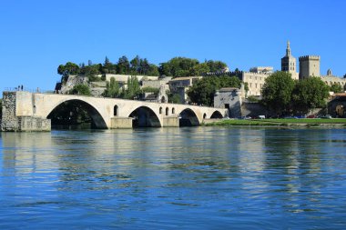  Avignon Köprüsü ile Papa Sarayı, Pont Saint-Benezet, Provence, Fransa 