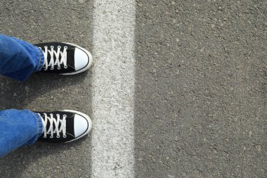 Siyah branda ayakkabılar, asfalt üzerinde, üst manzara.