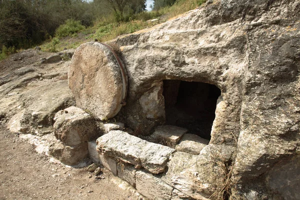 以色列纳萨雷斯附近的一座坟墓可以追溯到公元1世纪 就像耶稣的坟墓 石头翻过入口 — 图库照片