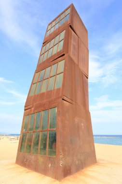 Barceloneta yakınlarındaki Barselona plajında heykel
