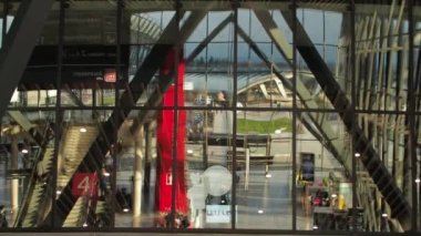 Fransa, Lyon - 11 Ocak 2020, Lyon Saint Exupery Havaalanı, havaalanı binasının geniş camlarında yürüyen merdivenlerin yansıması,.