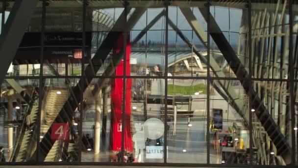 Franciaország Lyon Jan 2020 Lyon Saint Exupery Airport Tükröződik Mozgólépcső — Stock videók