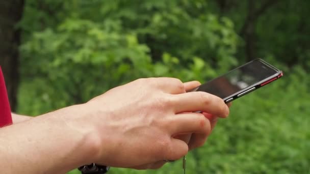 Kaukasische Mannelijke Handen Scrollen Het Telefoon Scherm Buitenlucht — Stockvideo