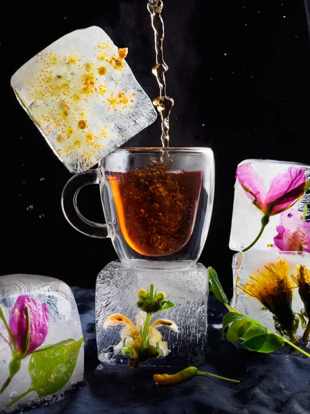 Una Taza Transparente Hielo Hielo Forma Cubos Congelados Con Flores — Foto de Stock