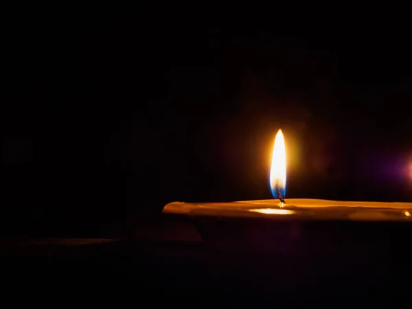 Llama Una Vela Encendida Solitaria Charco Cera Oscuridad — Foto de Stock