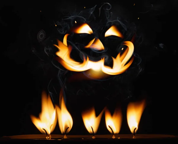 Halloween Silhouette Von Feuerkürbis Aus Flamme Und Brennenden Kerzen Dunkeln — Stockfoto