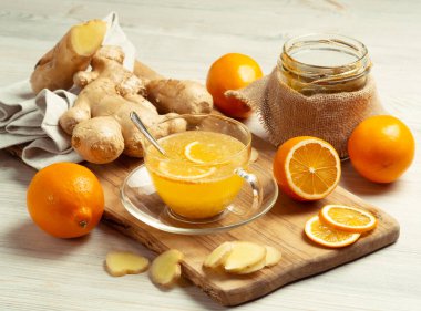 Tahta masada bal ve limonlu zencefil çayı, durgun yaşam, yatay yönelim