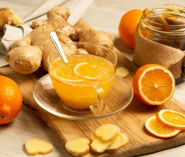 Tahta masada bal ve limonlu zencefilli çay, hayat. Yaklaş, kare.