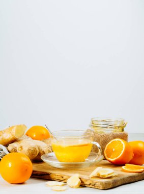 Tahta masada bal ve limonlu zencefil çayı, natürmort yaşam, fotokopi alanı, dikey yönelim