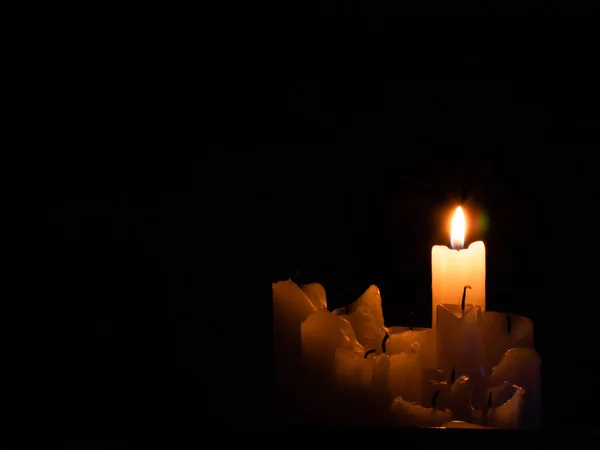 Група Спалених Свічок Одна Горить Темряві — стокове фото