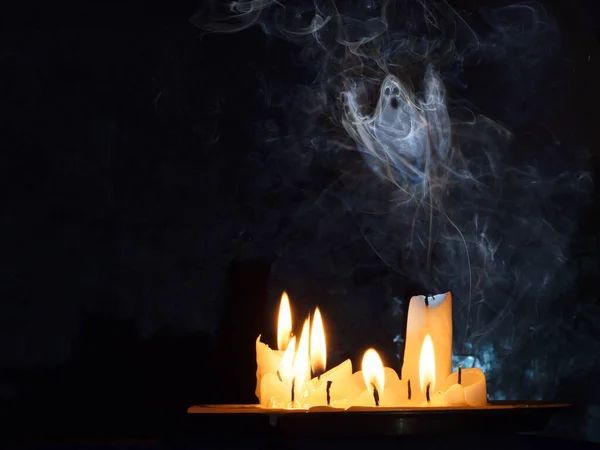 Группа Зажигания Свечей Темном Фоне Силуэт Призрака Дыма — стоковое фото