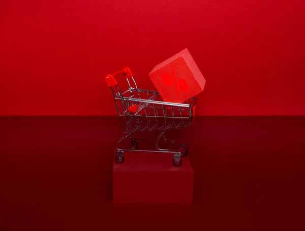 Wózek Podium Kostce Wózka Symbolem Procentowym Diagonalny Odcień Ciemnej Czerwieni — Zdjęcie stockowe