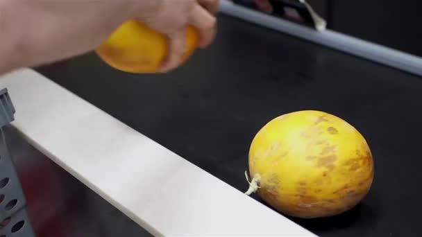 Meloenen kopen in een supermarkt — Stockvideo