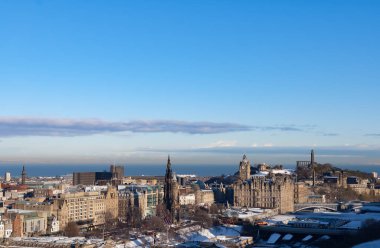 Edinburgh şehrinin kışın manzarası, güneşli, mavi gökyüzü, kar yağışı