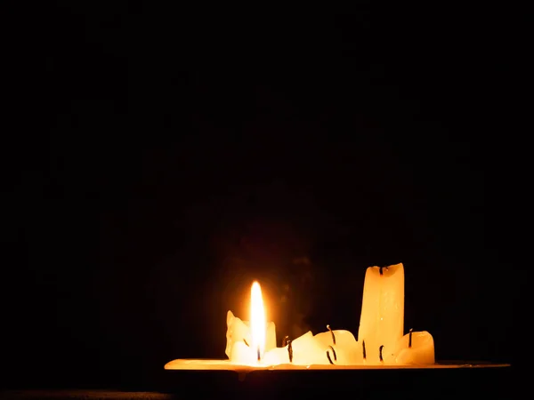 Група Спалених Свічок Одна Горить Темряві — стокове фото