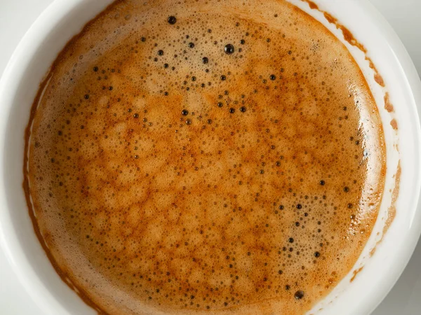 咖啡泡沫 白杯中的咖啡 宏观视图 顶部视图 — 图库照片