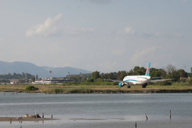 Korfu, Yunanistan - 29 Mayıs 2009: Yolcu uçağı First Choice Airways pistte, iniş, deniz manzaralı