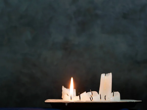 Grupo Velas Queimadas Uma Ainda Arder — Fotografia de Stock