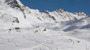 Dağ manzarası, pist dışı yollar, güneşli hava, insan yok.