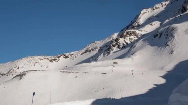 Tatil köyünün dağlarında mavi yamaç