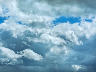 bahar bulutları fırtına bulutlarında aktif olarak toplanır