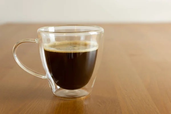 Ett Glas Med Svart Kaffe Träbordet — Stockfoto