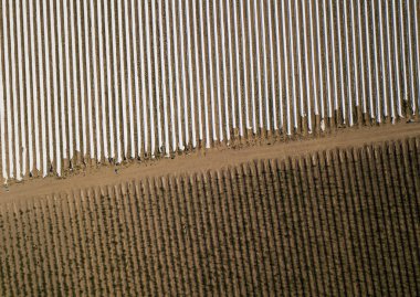Tarım - Kuşkonmaz tarlası İHA 'dan yapılmış beyaz folyoyla kaplı. Fotoğraf, Mayıs ayında Batı Almanya 'da insansız hava aracı perspektifinden alınan kuşkonmaz yetiştirme yöntemini gösteriyor..