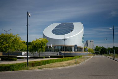 Sittard, Hollanda - 05.31.2020 SABIC Avrupa Merkez Ofisi. Mavi gökyüzünün arka planına ve bitişik otoparka karşı..