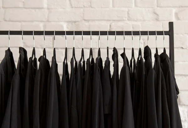 Totální Černé Oblečení Visí Ramínkuoblečení Obchod Nákupním Středisku — Stock fotografie