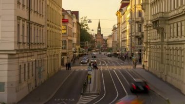 Çek Cumhuriyeti 'nde Brno Silingrovo namesti meydanında halk, araba ve toplu taşımacılık trafiğinin yoğun olduğu yoğun cadde, binalar arasında yakın çekim yaptı.