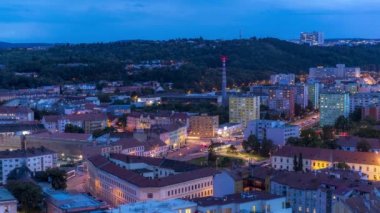 Çek Cumhuriyeti, Avrupa 'da Brno Mendlovo namesti meydanında insanlar, arabalar ve toplu taşımacılık trafiğinin zaman aşımına uğradığı cadde, günden geceye geçişi 4K olarak kaydediyor..