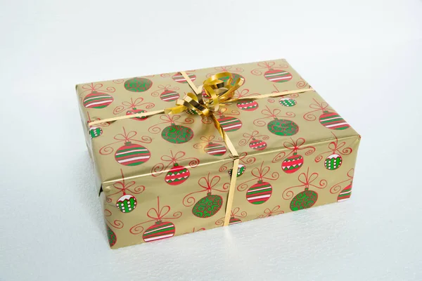 Nahaufnahme Aus Der Ecke Des Verpackten Weihnachtsgeschenks Goldfolie Und Papier — Stockfoto