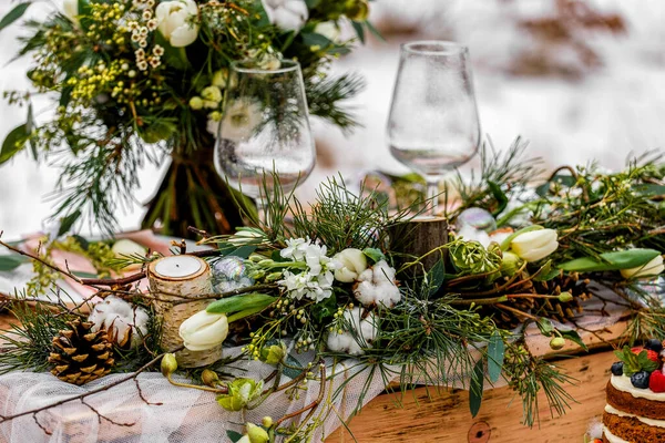 Vieille Table Bois Mariage Avec Une Décoration Fleurie Mise Place — Photo