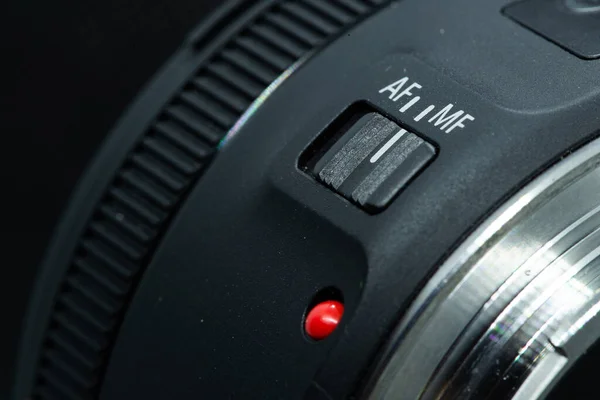 Makro Detailní Záběr Objektivu Dslr Kameru Tmavém Pozadí Pohled Červenou — Stock fotografie
